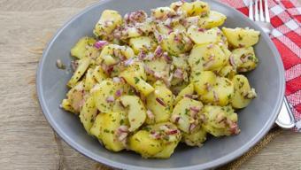 Patates salatasına sirke mi limon mu eklenmeli? Lezzetini 10 kat artırıyor
