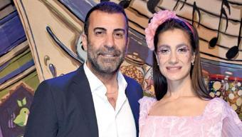 Emre Karayel'den eşi Gizem Karayel'e övgü! 'Sahneye çok yakışıyor'