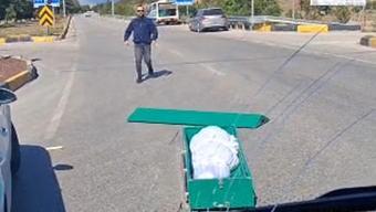 Seyir halindeki cenaze nakil aracından yola tabut düştü