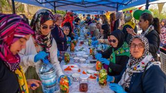 Gebze’de kadınlar imeceyle kışlık yiyecek hazırladı