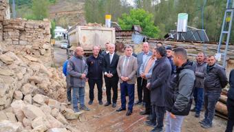 Bayburt Valisi Eldivan, yangında zarar gören evlerle ilgili çalışmaları inceledi