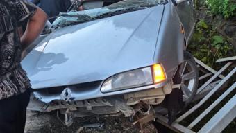 Artvin'de otomobil istinat duvarına çarptı: 3 yaralı