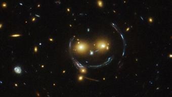 NASA paylaştı! Kameraya gülümseyen galaksi kümesi