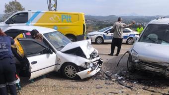 Osmaniye'de hafif ticari araçla çarpışan otomobildeki 2 kişi yaralandı