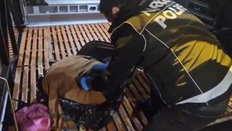 Valizdeki kazağın içine gizlenmiş 15 bin uyuşturucu hap ele geçirildi