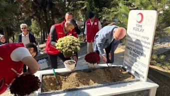 Karabük'te Türk Kızılay, merhum hayırseverin kabrini yaptırdı