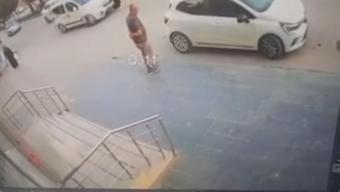 Hafif ticari aracın yayaya çarptığı kaza kamerada