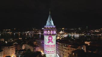 Galata Kulesi 'Meme Kanseri Farkındalık Ayı' kapsamında pembe ışıklarla aydınlatıldı