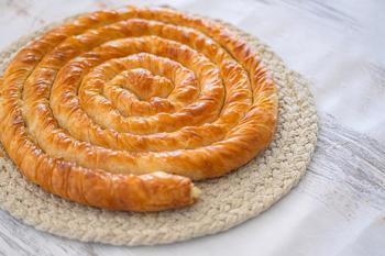 Kahvaltıya ne yapacağım diyenler için! Herkesin bayıldığı çıtır börek tarifi