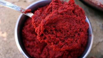 Salçanın içerisine sadece bir parça ekleyin!