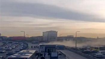 Kağıthane'de büyük panik! Metrobüste yangın çıktı