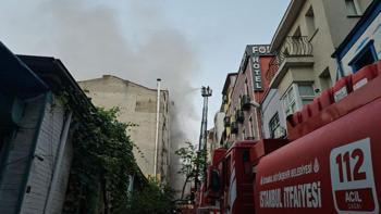 İstanbul’un göbeğinde 5 katlı handa yangın! 1 yaralı