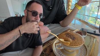 Dubai'de 6.500 TL'lik altın kahve içti