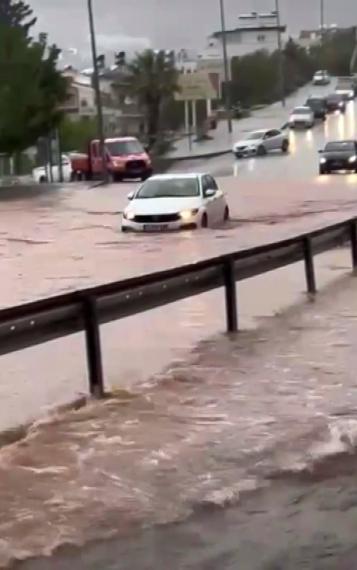 Antalyada kuvvetli yağmur Meteoroloji uyarmıştı, Kaşı sel vurdu