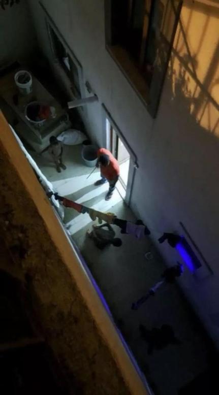 İstanbulun göbeğinde dehşet Çocuklarını bahçede sopayla öldüresiye dövdü