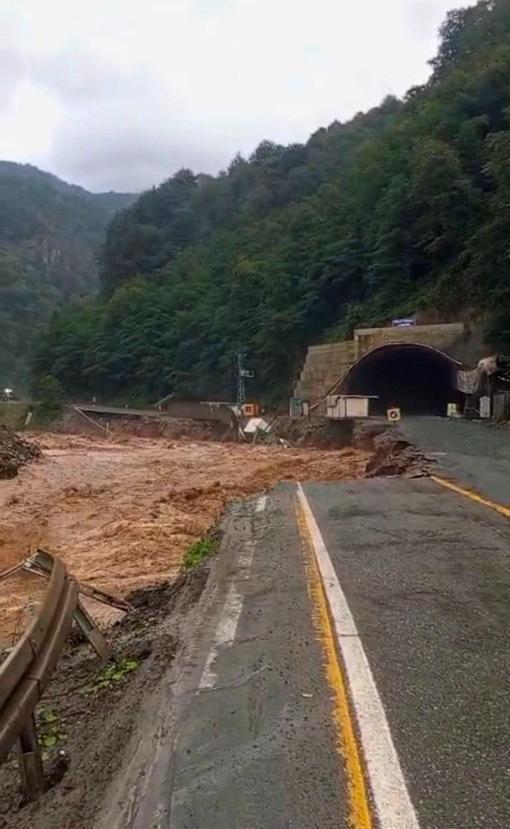 Rizede sağanak alarmı Köprü çöktü, vatandaşlar mahsur kaldı