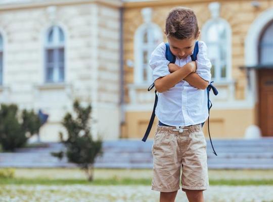 Okula gitmek istememe çocuktaki gizli kaygının göstergesi olabilir