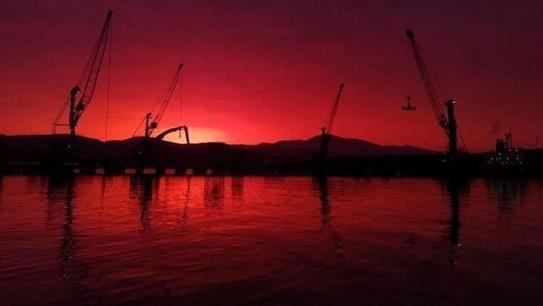İzmirde gökyüzü kızıla boyandı