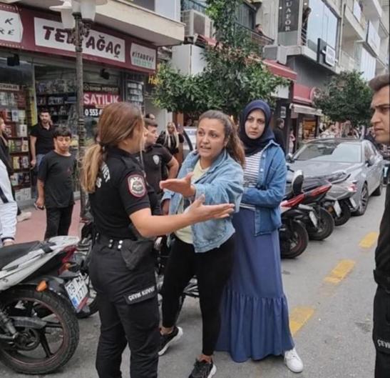 Motosikletli kadın kasksız yakalandı Polisleri çileden çıkardı