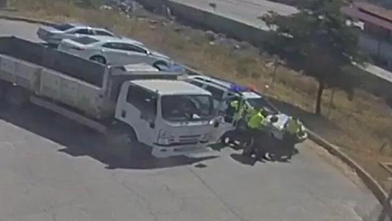 Polisten hayat kurtaran hamle Kamyon sürücüsü böyle hayata tutundu