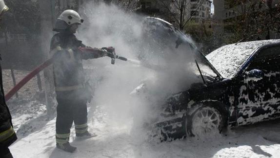 Servisten çıkan araç, park edildikten sonra alev aldı