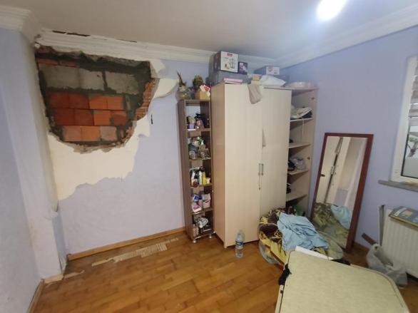 Odasının duvarı önüne yıkılan kız, neye uğradığını şaşırdı