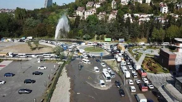İstanbulda su borusu patladı Metrelerce yükseğe fışkırdı, yollar göle döndü