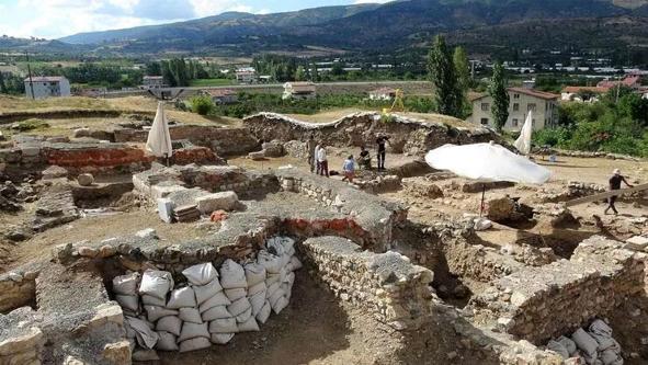 Helenistik döneme ait tapınak gün yüzüne çıkartılıyor