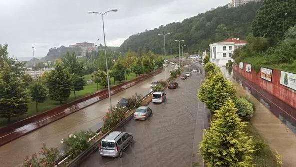 Zonguldakta şiddetli yağış: Sahil yolunu su bastı