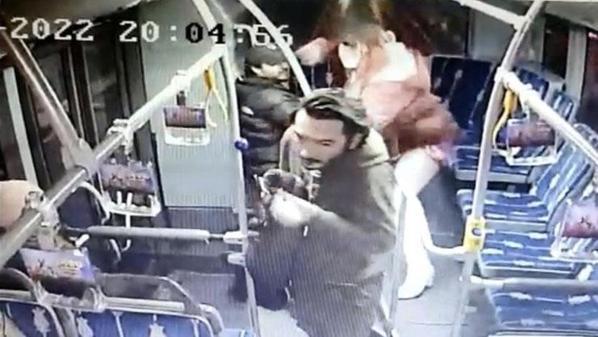 Metrobüste taciz iddiası Genç kadın tekme tokat saldırdı
