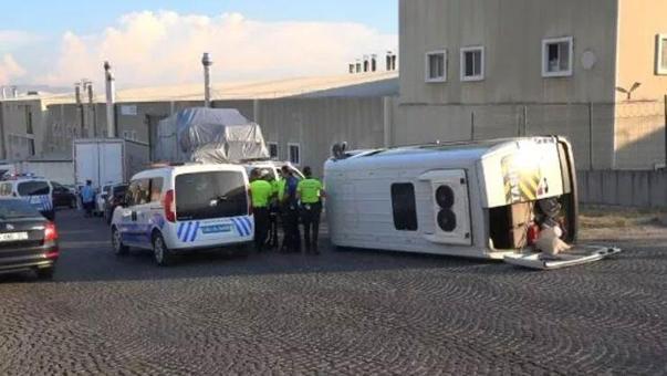 Bursada 2 servis minibüsü çarpıştı: 8 işçi yaralı
