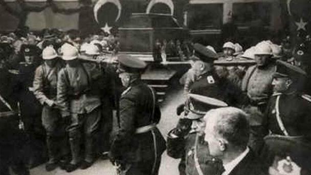 Atatürkün cenaze töreninde gizli ziyaretçi detayı Kılık değiştirip dua etmiş...
