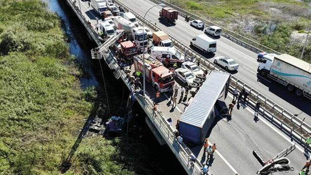 Feci kaza TIR devrildi: TEM Otoyolu trafiğe kapandı