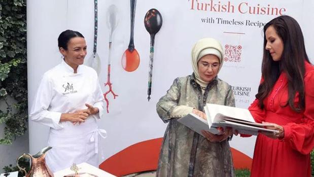 Emine Erdoğan, Asırlık Tariflerle Türk Mutfağı kitabının Sırpça tercümesi tanıtım etkinliğine katıldı