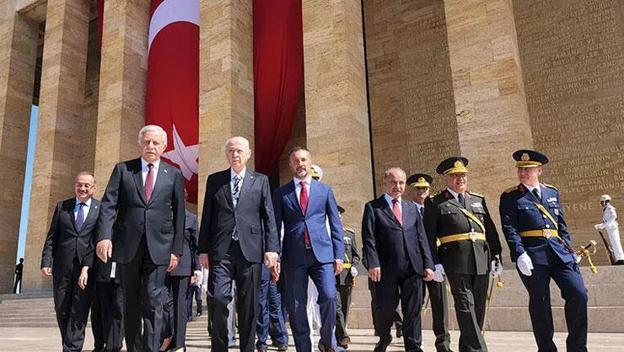 Devlet erkanı Anıtkabirde Cumhurbaşkanı Erdoğandan 30 Ağustos mesajı