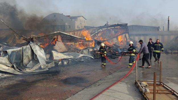 Mobilya fabrikasında yangın Çelik kasadaki paralar bile yandı