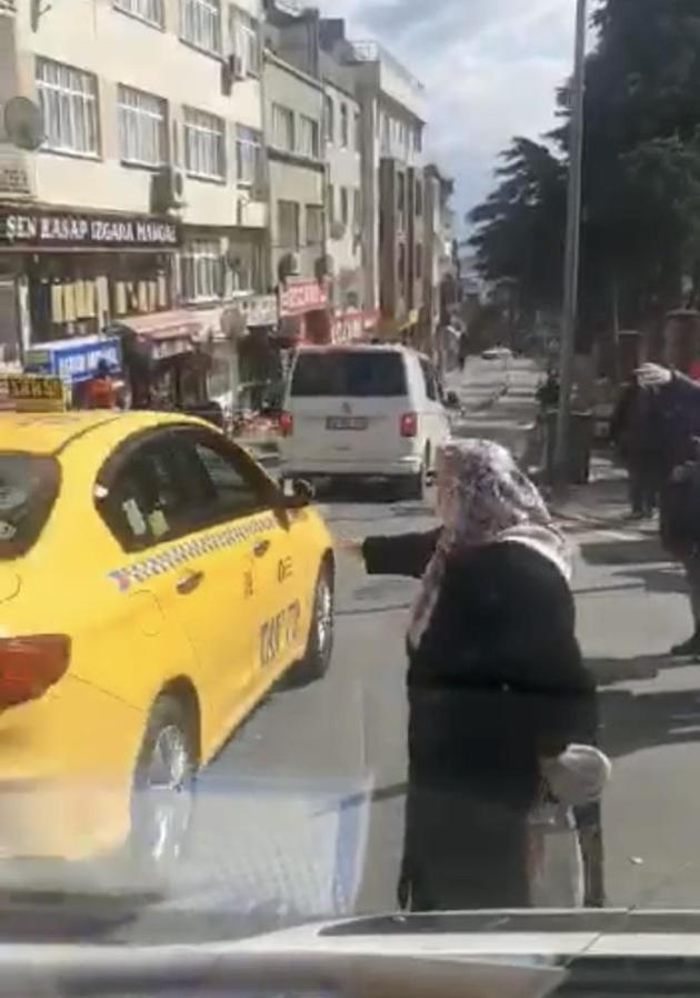 İstanbulda iç sızlatan görüntü Yaşlı kadın taksiye binebilmek için yalvardı