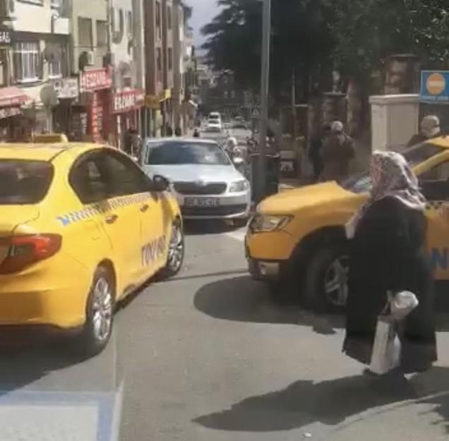 İstanbulda iç sızlatan görüntü Yaşlı kadın taksiye binebilmek için yalvardı