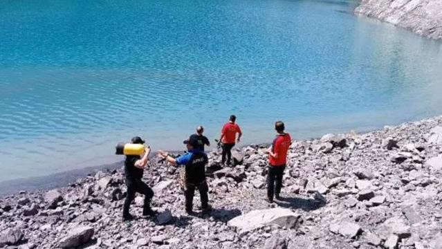 Korkunç kaza Kamyon gölete düştü, sürücü kayıp