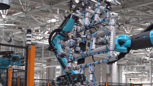 Yerli otomobil fabrikasının içinden ilk görüntü Robotlar çalışmaya başladı