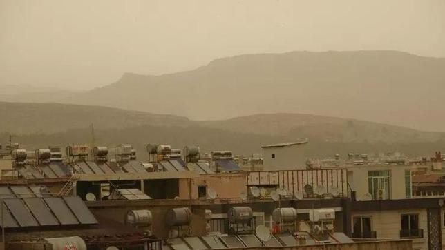 Sahra Çölünden geldi, çok sayıda şehir toza büründü Maske ve şimşek fırtınası uyarısı