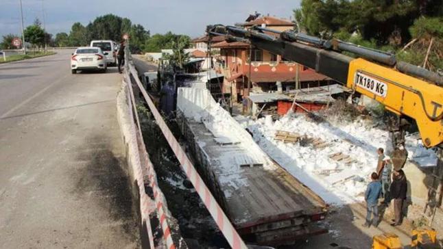 Boya yüklü TIR yoldan uçtu, vatandaş deprem sandı