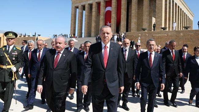 Devlet erkanı Anıtkabirde Cumhurbaşkanı Erdoğandan 30 Ağustos mesajı