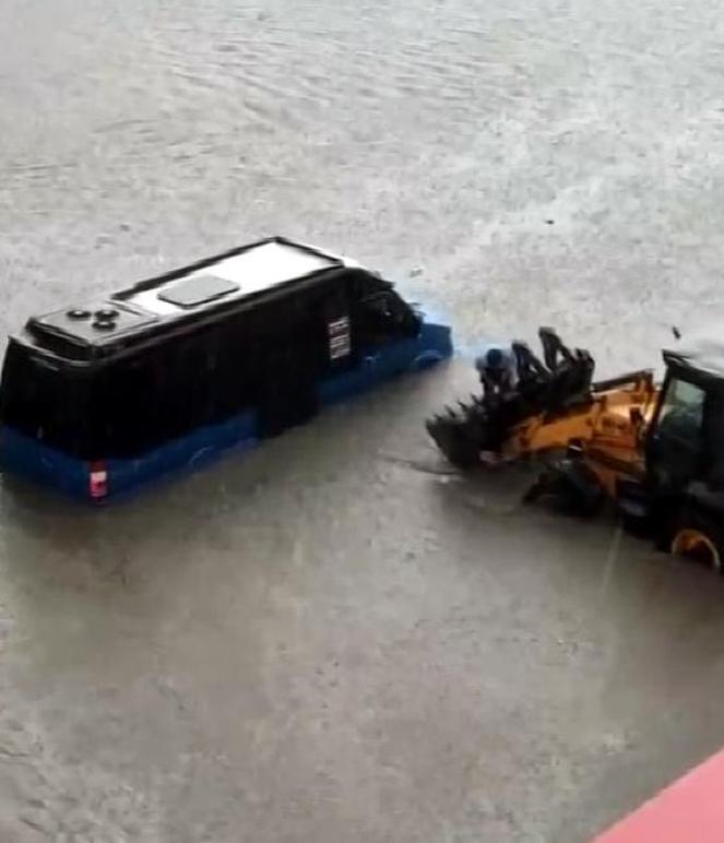 Ankarada şiddetli yağmur Yollar nehre döndü, vatandaşlar canlarını zor kurtardı