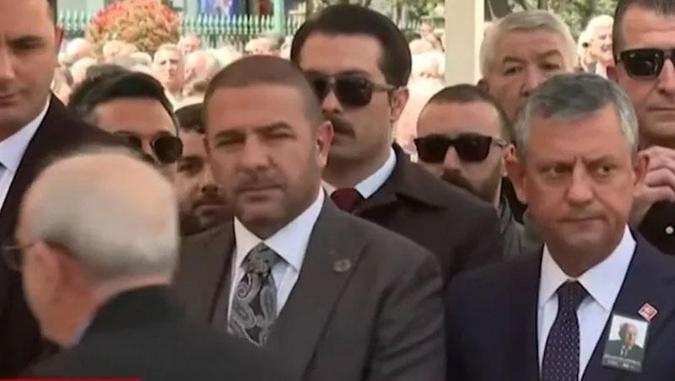Kılıçdaroğlu, Özgür Özelin elini sıkmadan geçti: Eski TBMM Başkanı Hüsamettin Cindorukun cenazesinde gergin anlar