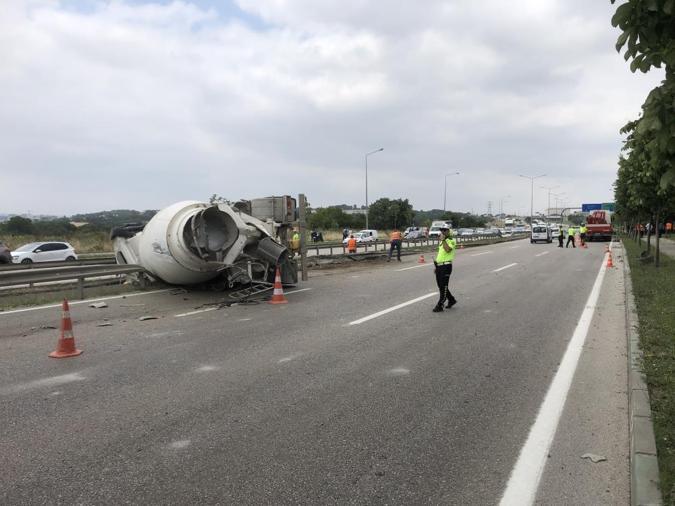 Beton mikseri otomobili kağıt gibi ezdi Bir aile yok oldu