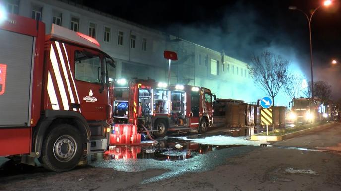İstanbulda büyük yangın 14 saattir sürüyor