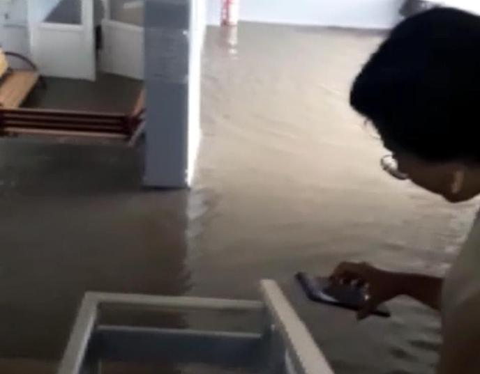 Ankarada şiddetli yağmur Yollar nehre döndü, vatandaşlar canlarını zor kurtardı