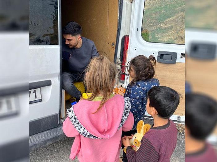 Yardım ederken depreme yakalandı, köylülerden duydukları ağlattı