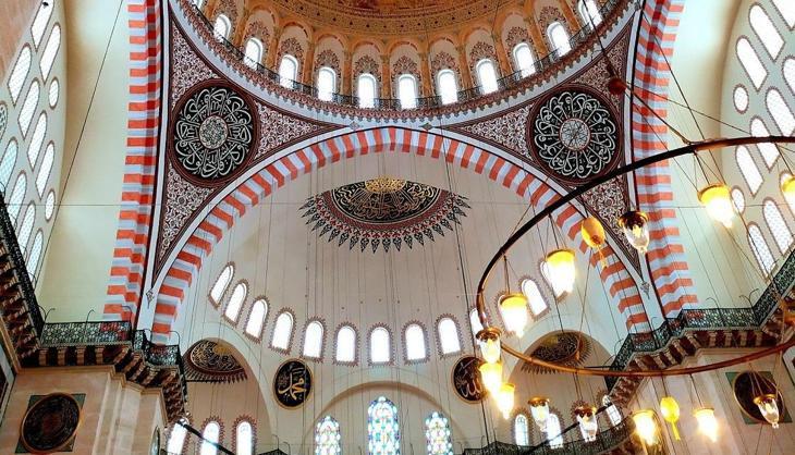 Yatsı namazı nasıl kılınır? Kaç rekattır, hangi sureler okunur? Diyanet'e göre Erkek ve kadınlar için kılınışı, yatsı namazı duaları ve sureleri (Diyanet bilgisi)